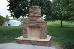 Firerock Outdoor Fireplace with Chablis Old Country Ledge Stone and Mahogany Flagstone wrap-around hearth.